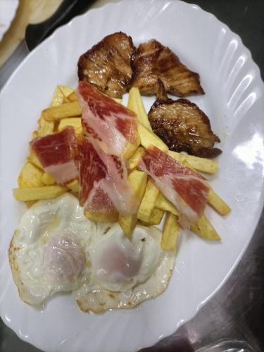 Papas, huevo, jamón y secreto